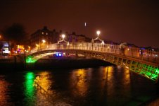 Ha'penny_bridge Dublin, Ireland.jpg